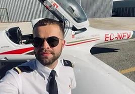 Markus, next to the light aircraft in which he suffered the accident in which he died along with his instructor.