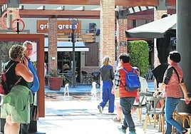 Large restaurant chains are mainly concentrated in shopping centres.