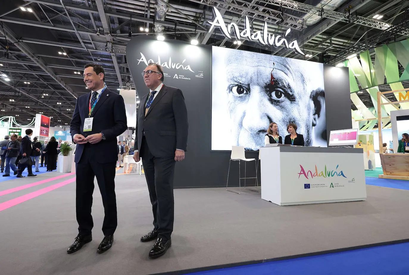 Moreno and BErnal on the Andalucía stand at London's Exceñ cemtre.