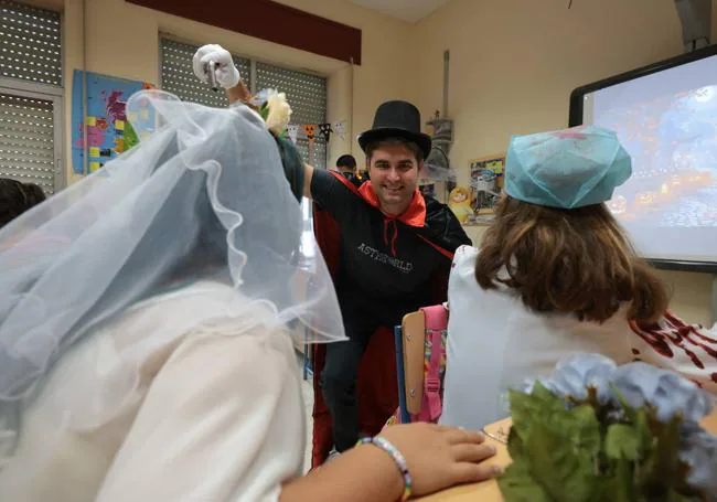 Evans Ukasinovic (English), dressed up for Halloween with students at Colegio Doctor Fleming