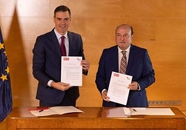 Pedro Sánchez and Andoni Ortuzar after signing the investiture agreement.