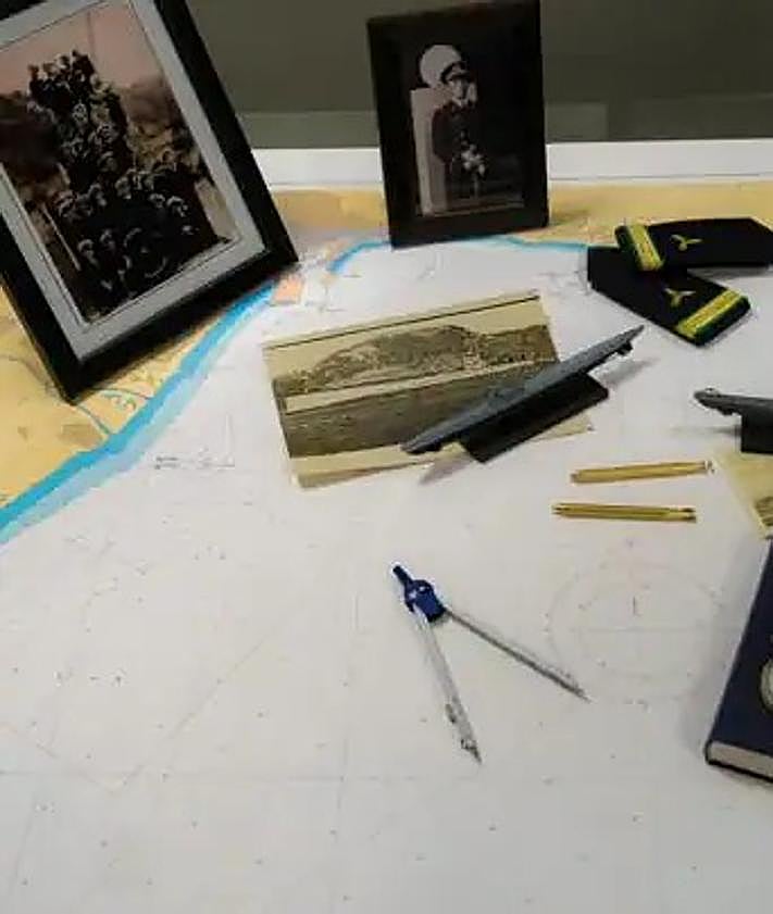 Imagen secundaria 2 - Above, investigator José luis Martín, next to the sonar scanner which he used to locate the German torpedo that attacked C-3. Below to the left, a G7 torpedo found in Huelva some years ago. To the right, a map and photos of the submarine.