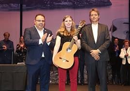 Last year's winner with British luthier Stephen Hill (r).