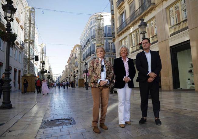 Vera, Porras and Simón inspect the work to put up the lights.