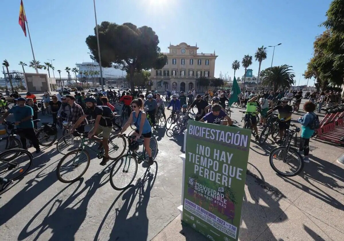 Watch as hundreds of cyclists ride through Malaga to demand a more bike-friendly city