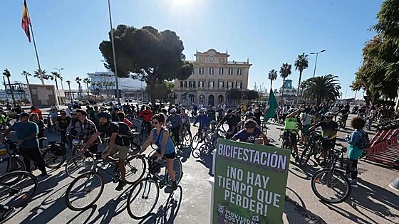 Watch as hundreds of cyclists ride through Malaga to demand a more bike-friendly city