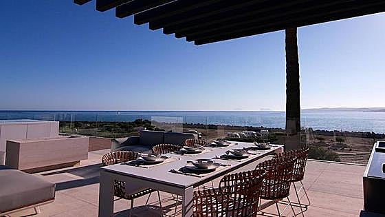 The luxury of living and enjoying everlasting summer on the beachfront in Estepona