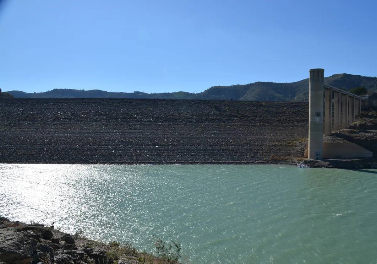 Imagen principal - La Viñuela reservoir in the Axarquía on Tuesday 21 November