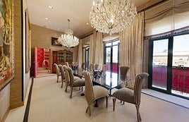 The apartment, with a privileged location in Plaza del Obispo, has five bedrooms.