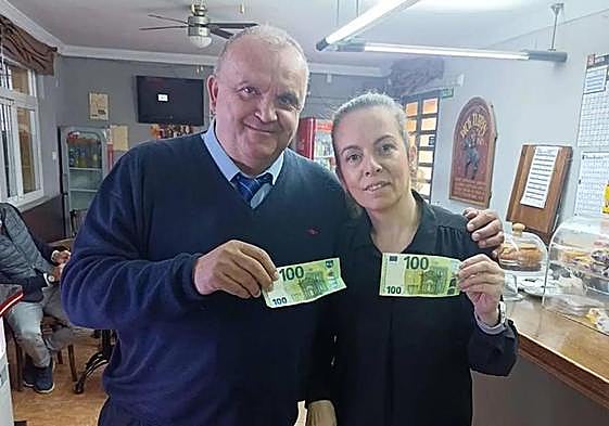 Bus driver Francisco Gavilán and Malena León, from the cafeteria, were each given a reward by the relieved tourist.
