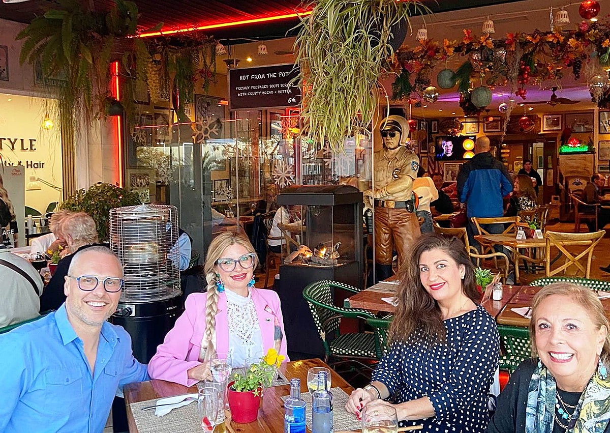 Imagen secundaria 1 - Members of the American International Club Marbella enjoy Thanksgiving 2023.