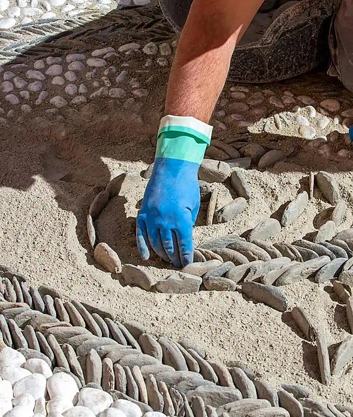 Imagen secundaria 2 - The craftsmen working on a recent pavement design.