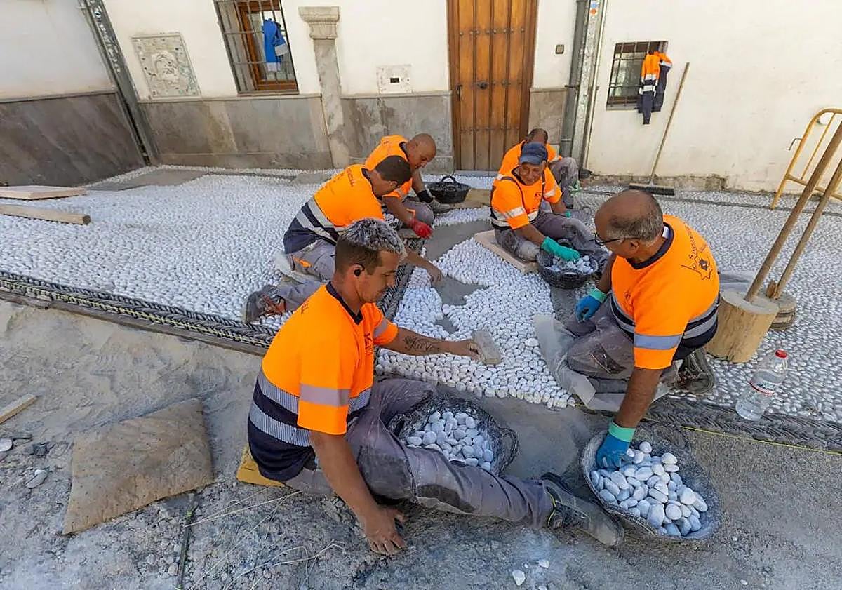 Imagen principal - The craftsmen working on a recent pavement design.