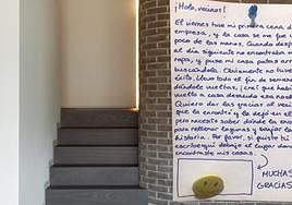 The note placed on the door front of a home in the Antiguo neighbourhood in Donostia.