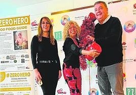Nicole King (c), with Laura Gil of Afesol and Mijas councillor Mario Bravo today.