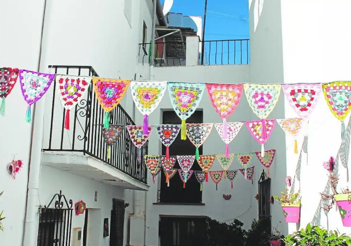 The women of the La Alegría Pujerreña association created this original crochet decoration.