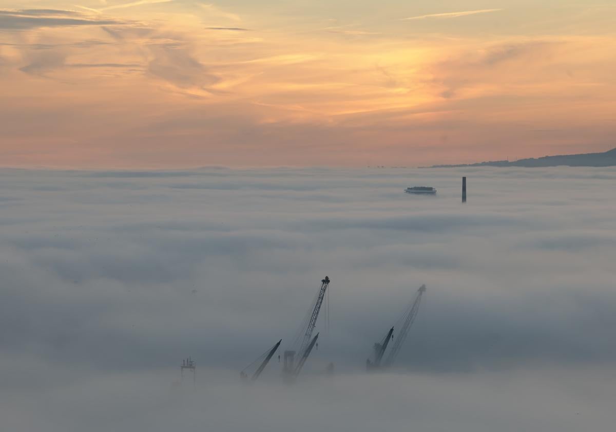 Imagen principal - Stunning photos and video capture strange sea mist that rolled onto the Costa del Sol