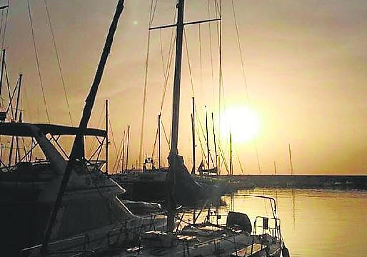 Imagen principal - From top: The world-famous marina, Benalmádena Pueblo and sunset over the sea in Benalmádena Costa.