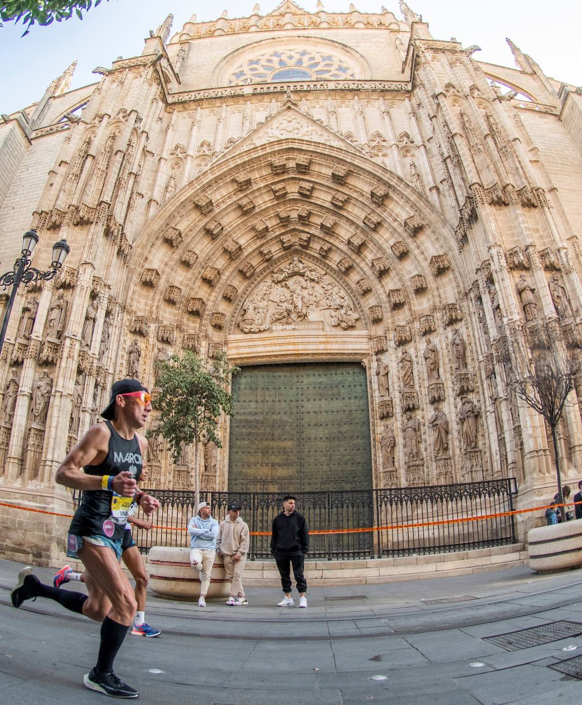 Imagen secundaria 2 - From top: Runners in the Ronda 101km in the famous bullring, Ultra Sierra Nevada competitors at the ski resort and a runner in the Seville marathon passes the iconic cathedral.