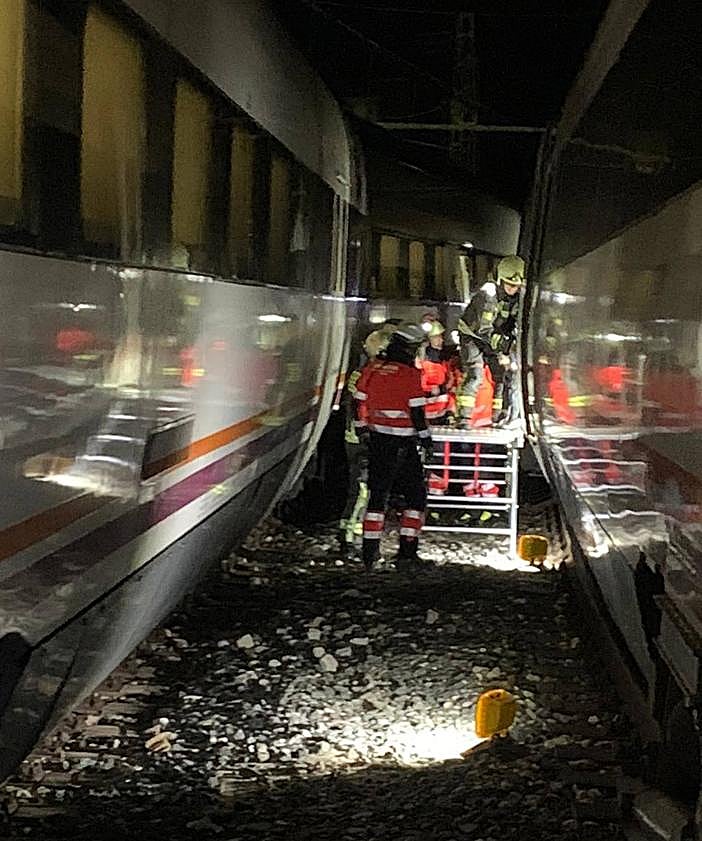 Imagen secundaria 2 - In pictures and video: Two trains collide north of Malaga and more than 200 passengers are evacuated