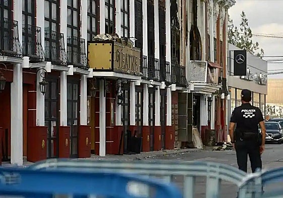 An officer of the Murcia Local Police next to the Teatre nightclub.