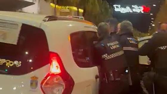 Armed man threatens to shoot police after his vehicle was towed away from supermarket in Benalmádena
