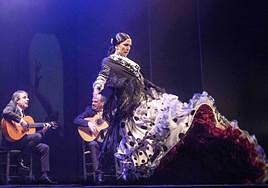 Úrsula Moreno performs with Antonio Andrade's guitar duo.