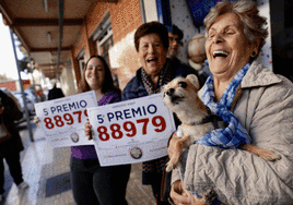 Sellers and buyers of winning 'décimo' tickets in Malaga province.