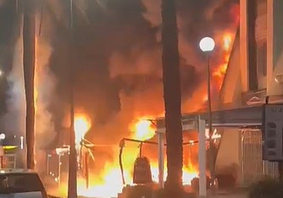 Police investigate early-morning blazes which destroyed Puerto Banús premises