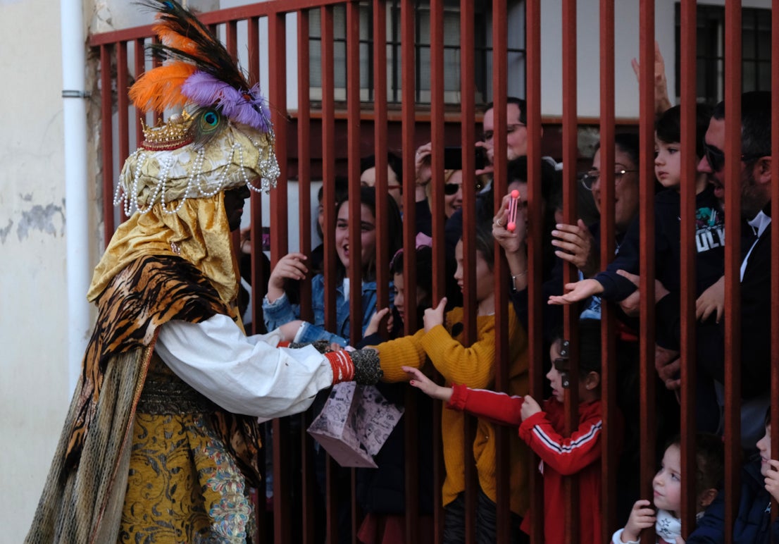 Melchior, Gaspar and Balthazar arrived at the Doctor Fleming school by helicopter and later toured the streets of the neighbourhood on camels