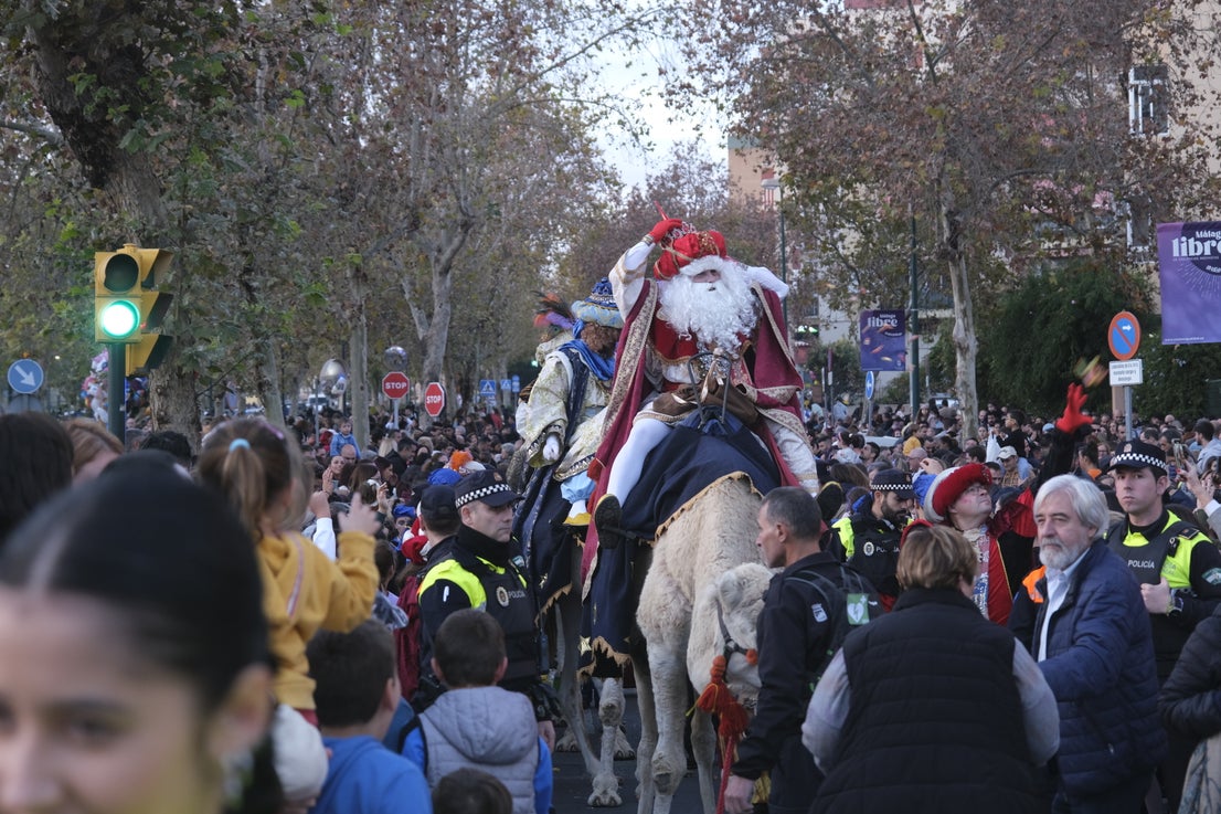 Melchior, Gaspar and Balthazar arrived at the Doctor Fleming school by helicopter and later toured the streets of the neighbourhood on camels