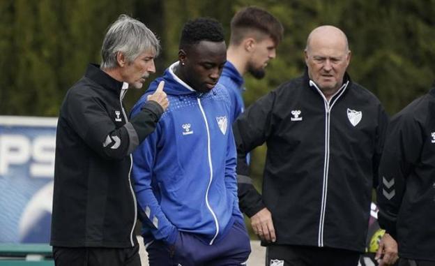 Arvin Appiah (c) with coach Pepe Mel (r) in Coín on Wednesday. 