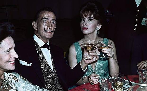 Salvador Dalí and Gina Lollobrigida at a party after the premiere of the musical Sonrisas y Lágrimas