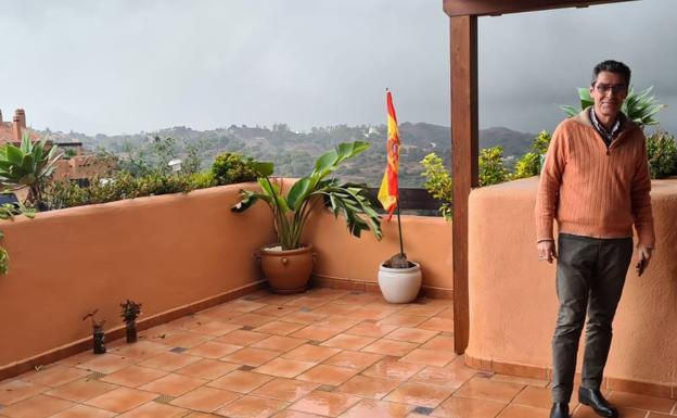 Imagen principal - Neighbours at war over Spanish flags on luxury homes on the Costa del Sol 