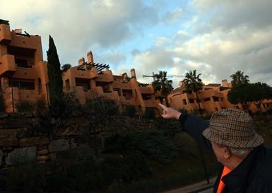 Imagen secundaria 1 - Interior and exterior views of Luis and Cristina's flag, and the banner of another neighbour