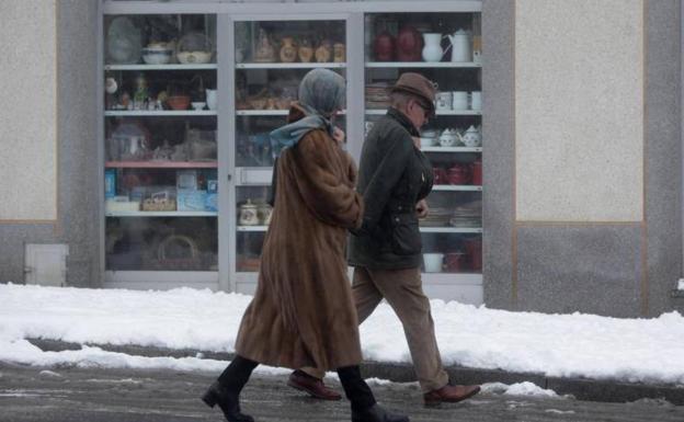 Widespread low temperatures will continue this weekend