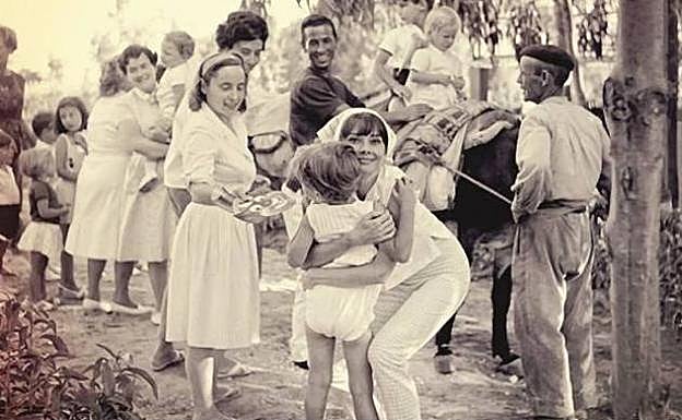 Imagen principal - Audrey Hepburn, breakfasting on diamonds in Marbella