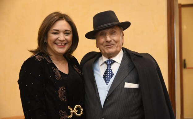 Mayor of Torremolinos, Margarita del Cid, with El Carrete before the show. 