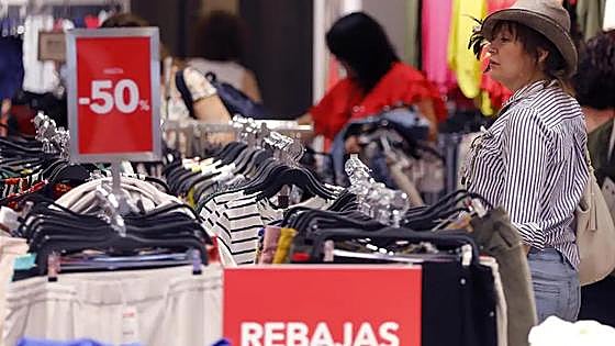 When do the January 2024 sales start at the main fashion chains in Spain?