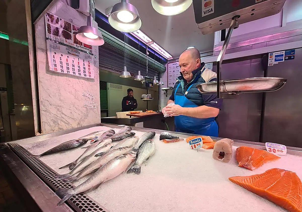 Imagen principal - Market shutters in Fuengirola are lowered for good after 37 years