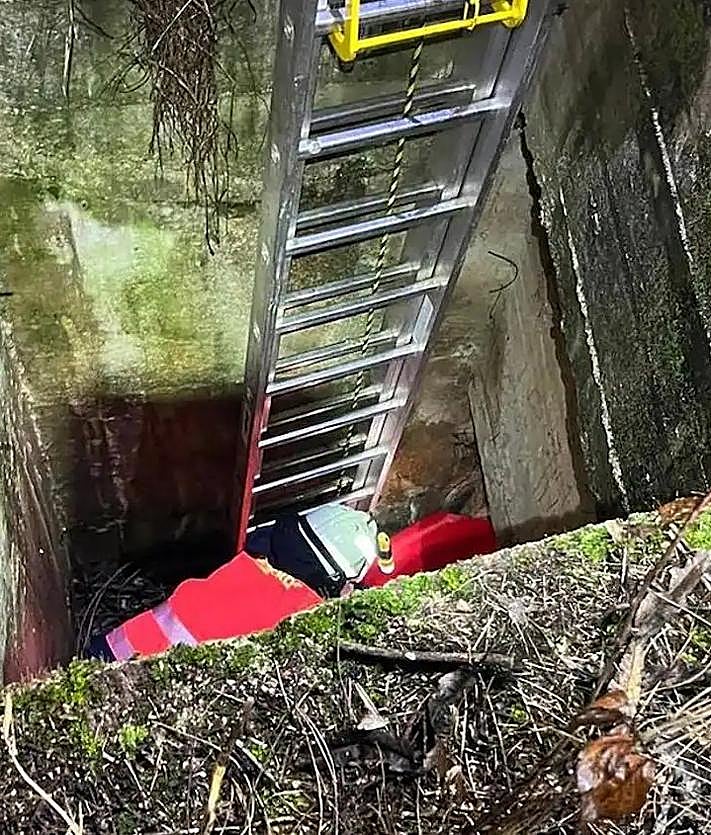 Imagen secundaria 2 - Unlucky driver suffers an accident, escapes from vehicle through window and then plunges five metres into a roadside storm drain