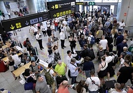 Newly-arrived passengers leave Terminal T3 (archive).