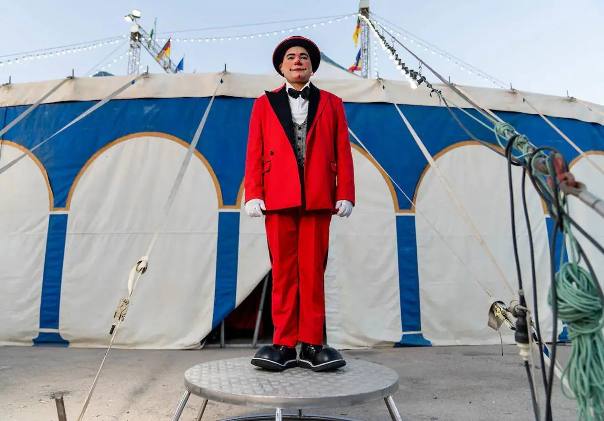 Imagen principal - The circus has clowns, acrobats and magic acts.
