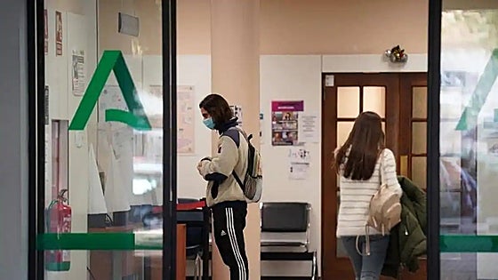 Junta de Andalucía clarifies when it will drop mandatory face masks in all healthcare facilities