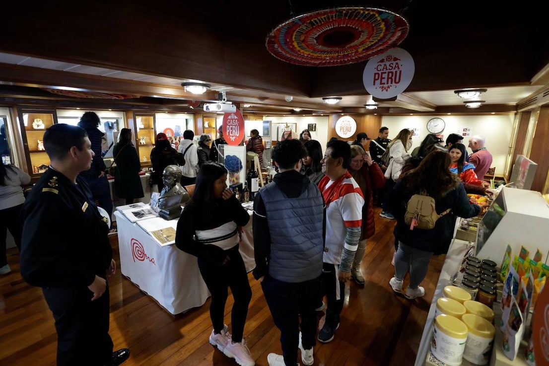 The pride of the Peruvian Navy sails into Malaga and opens its decks to the public, in pictures