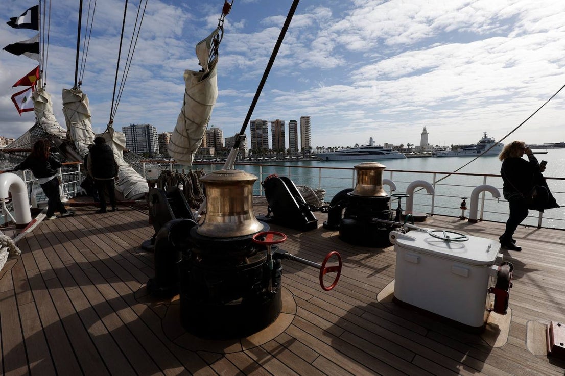 The pride of the Peruvian Navy sails into Malaga and opens its decks to the public, in pictures