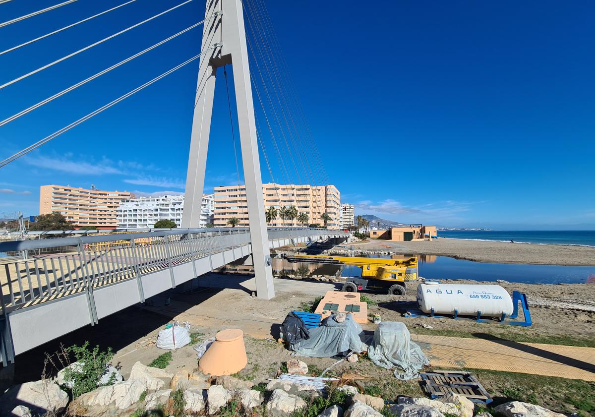 Imagen principal - Iconic pedestrian bridge in Fuengirola undergoes major work to renew its appearance and guarantee its safety