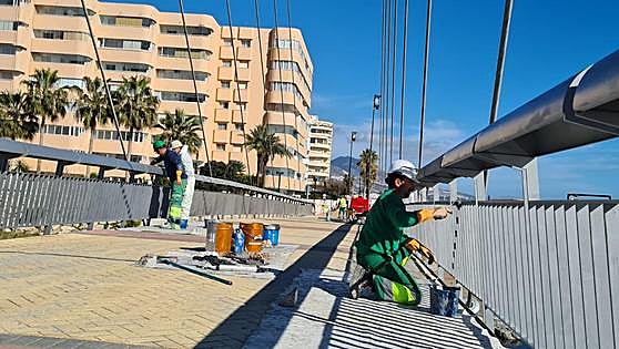 Iconic pedestrian bridge in Fuengirola undergoes major work to renew its appearance and guarantee its safety