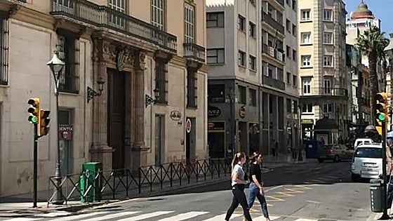 Pedestrians in Spain risk a fine of up to 200 euros if they do any of these things...