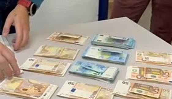 More than 13,000 euros safely returned to woman after she accidentally left it in an Estepona supermarket